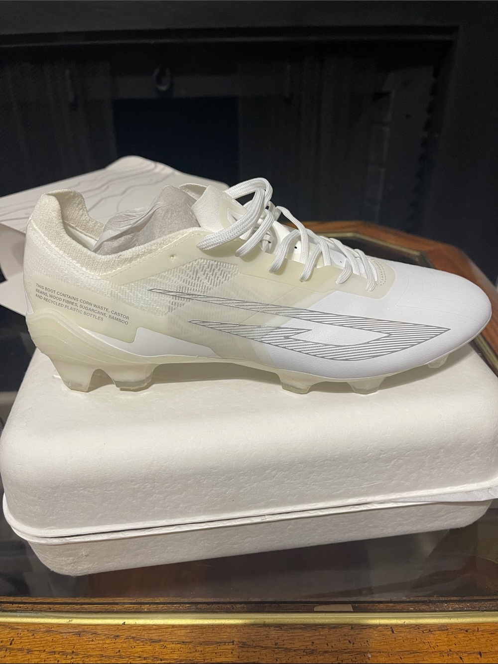 White sokito soccer Cleats - Sleek Low-Top Design